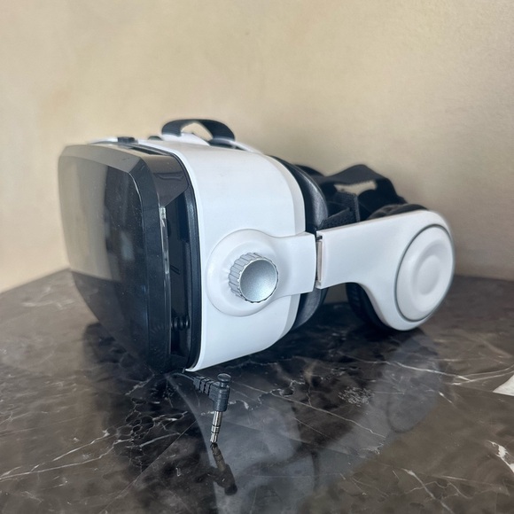 Sharper Image Bluetooth VR Headset Built-In Earphones Virtual Reality Goggles - Picture 2 of 8